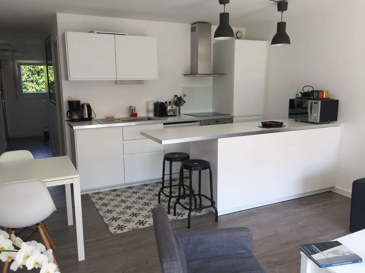 Apartment Appartement Corniche: Tranquil Seaside Stay with Multilingual Service Concarneau