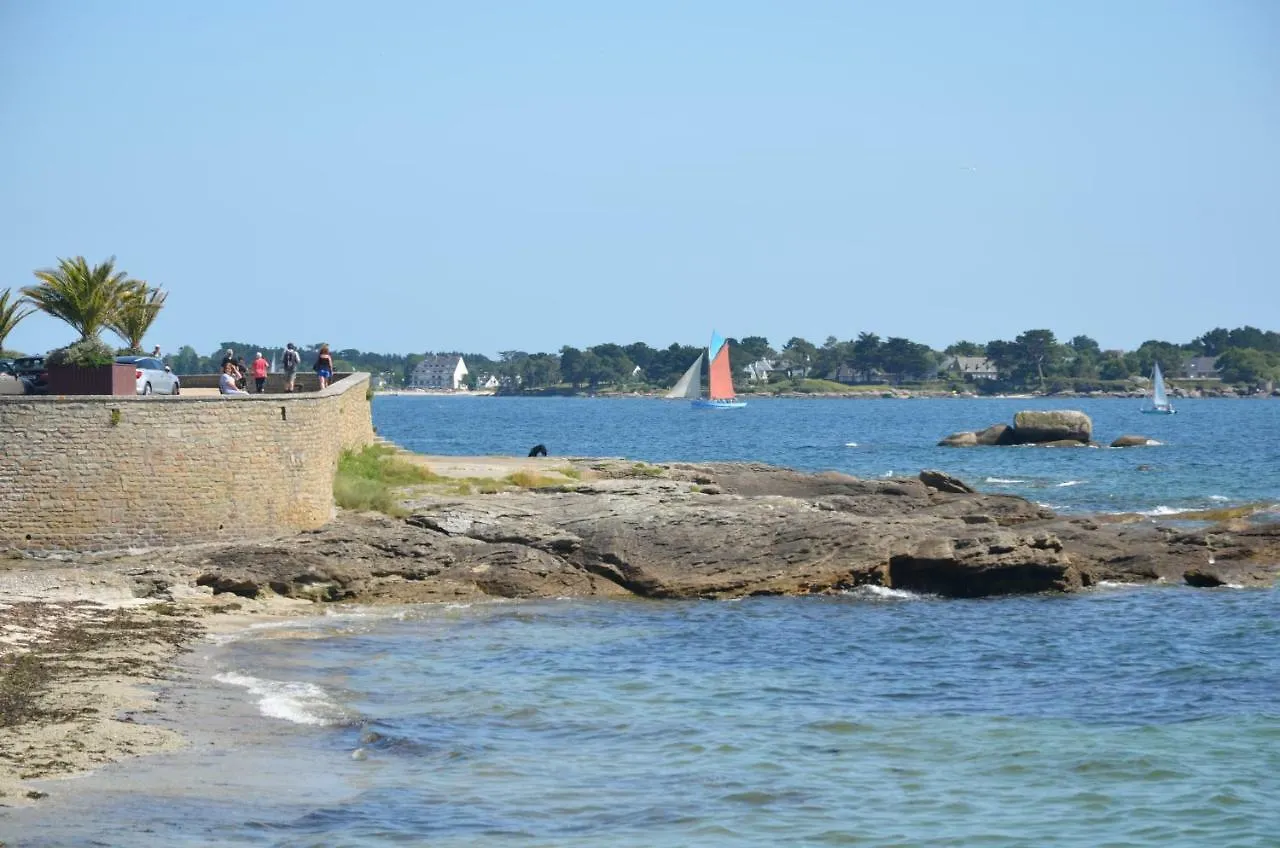 Appartement Corniche: Tranquil Seaside Stay with Multilingual Service Concarneau Apartment