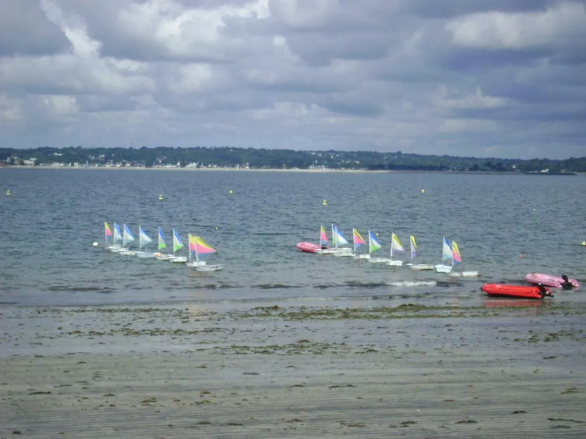 Appartement Corniche: Tranquil Seaside Stay with Multilingual Service Concarneau Apartment